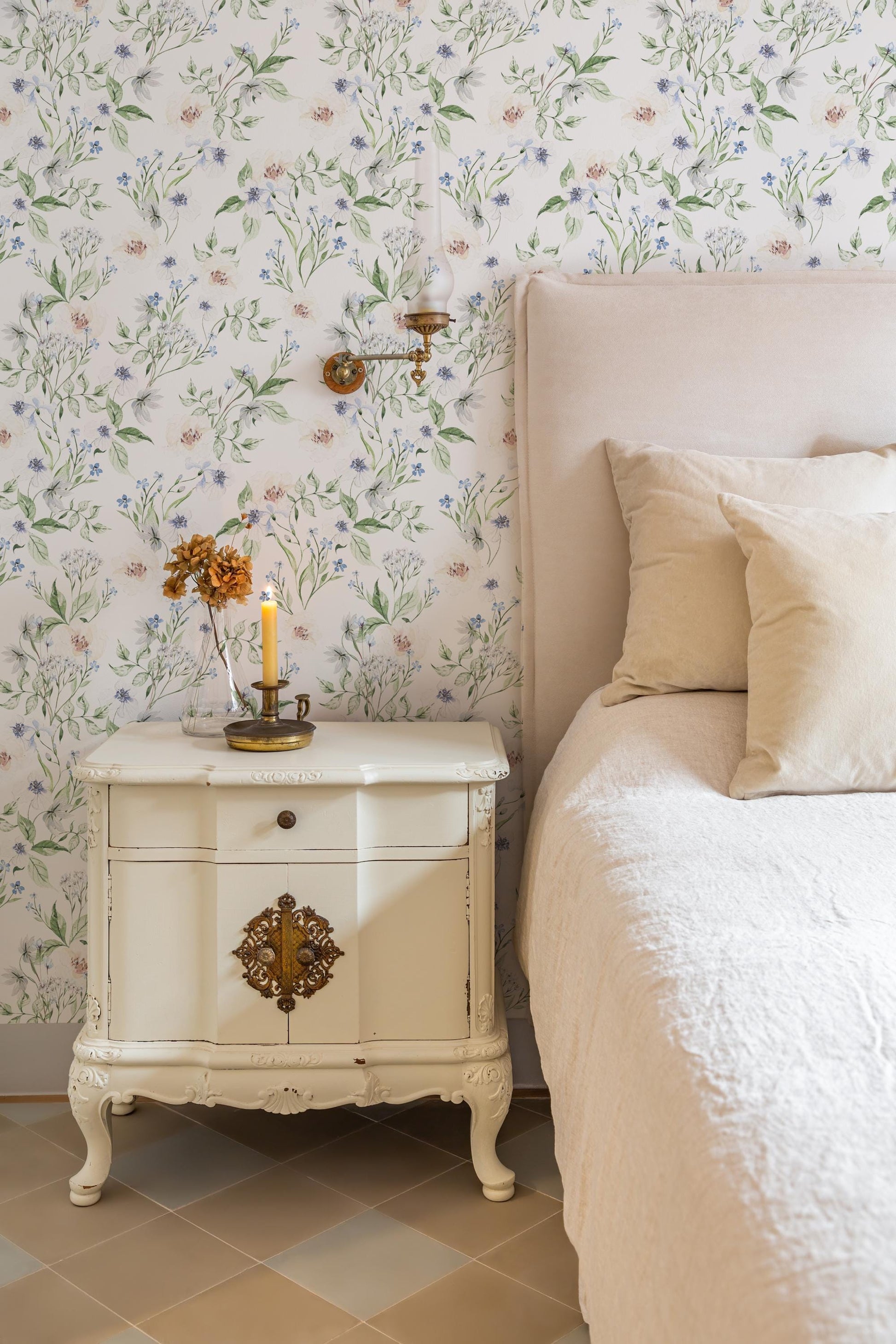 Lilly Wildflower Wallpaper / Floral Wallpaper / Botanical Wallpaper / Feature Wall