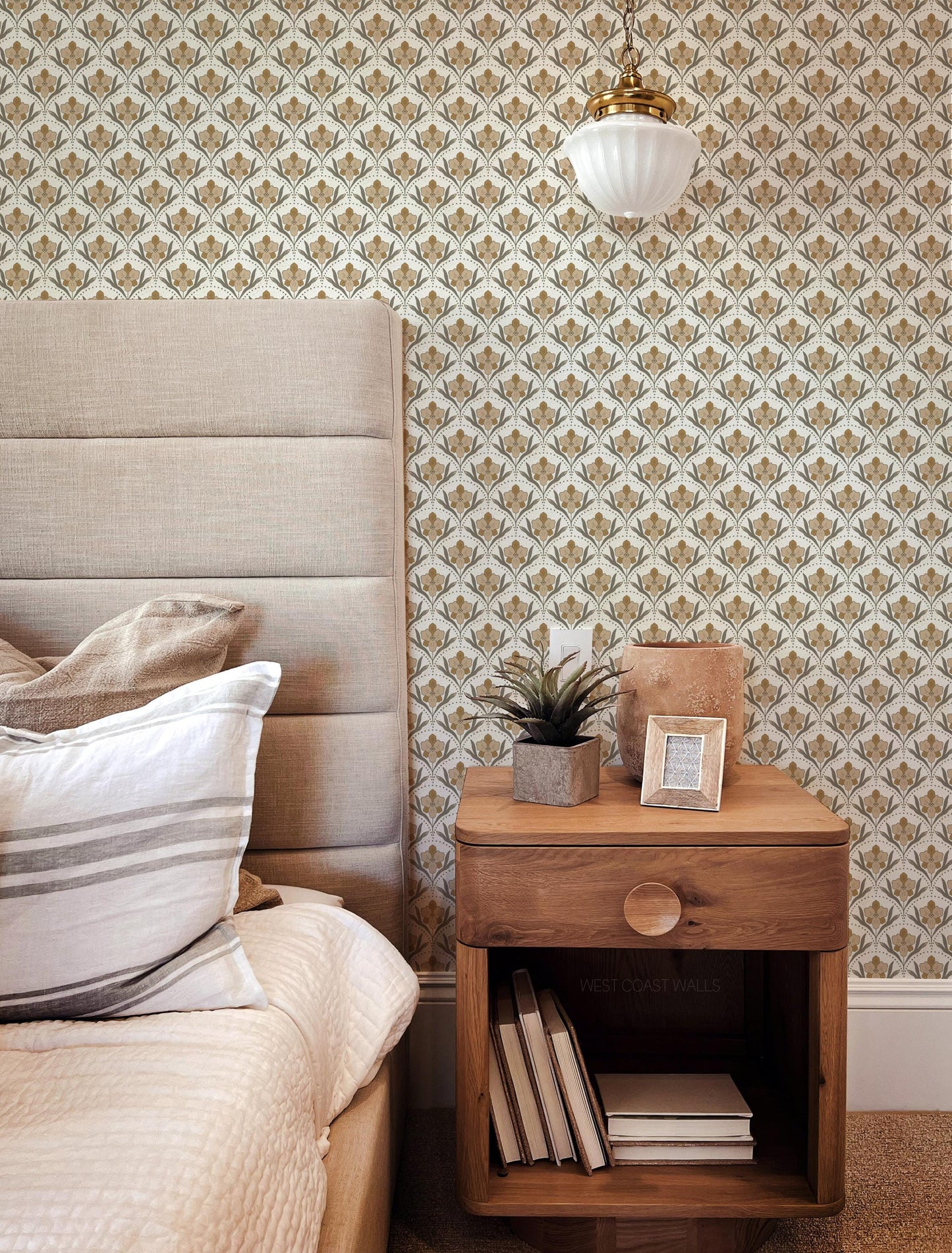 Iris Scallop x Lisee Ree Designs / Classic Wallpaper / Floral Wallpaper / Hand Drawn Wallpaper / Floral Motif