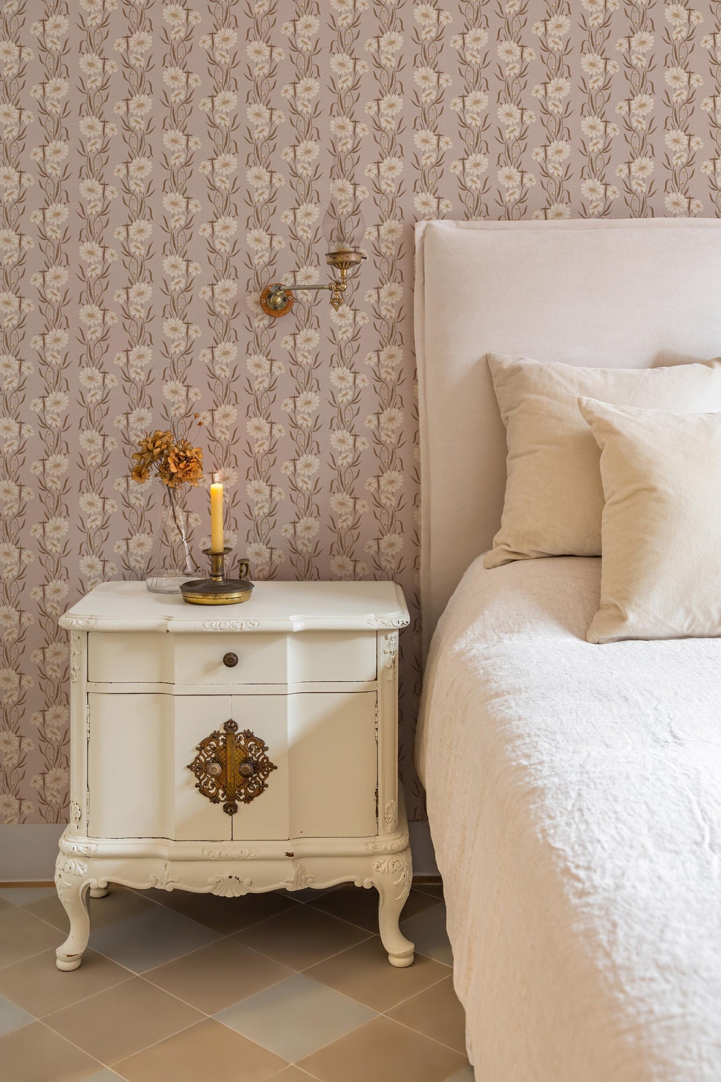Daisy Columns x Lisee Ree Designs / Classic Wallpaper / Floral Wallpaper / Hand Drawn Wallpaper / Floral Motif