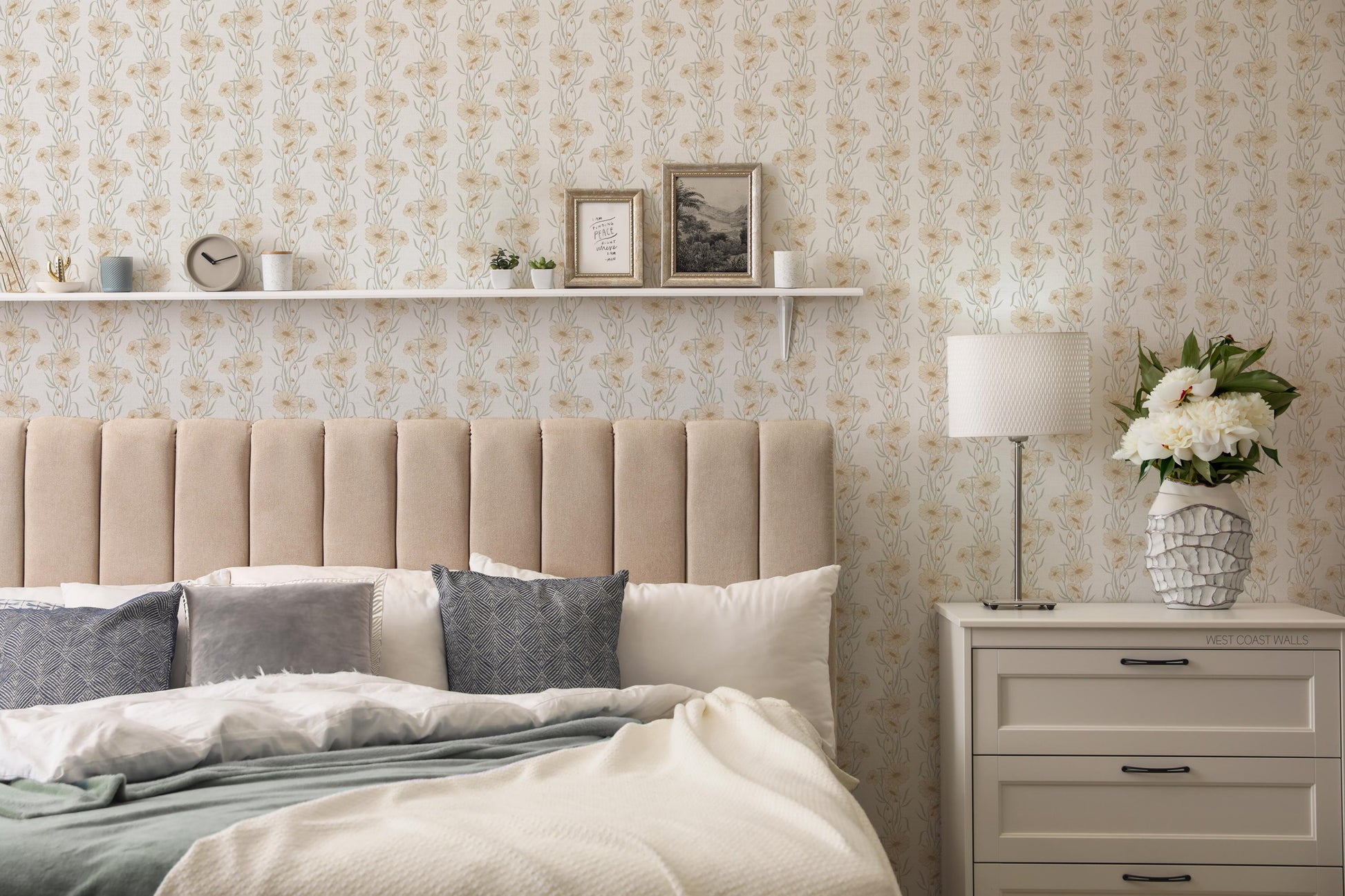 Daisy Columns x Lisee Ree Designs / Classic Wallpaper / Floral Wallpaper / Hand Drawn Wallpaper / Floral Motif